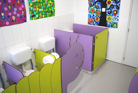 Ecole maternelle du Pallet (44) - Cabine ANIMEO et cloisonnette Chenille Ecole maternelle du Pallet (44) - Cabine ANIMEO et cloisonnette Chenille
